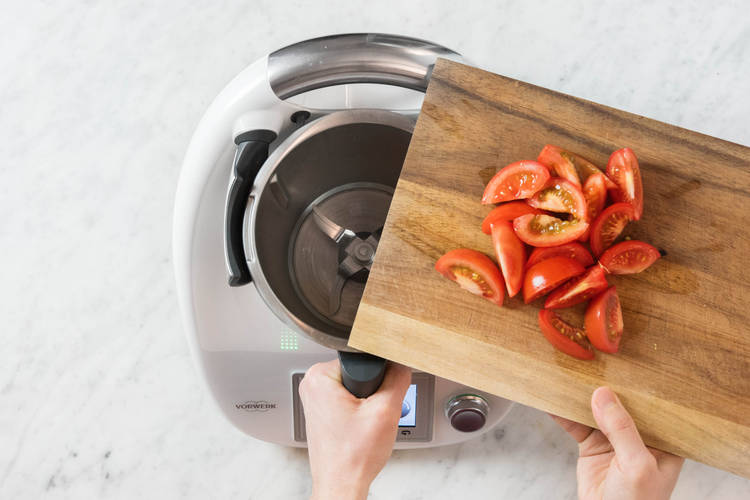 Tomatenachtel in den Mixtopf geben