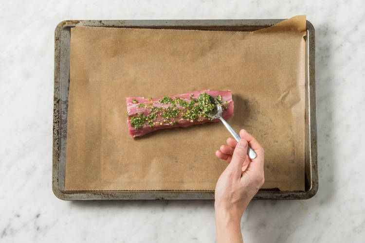 Dukkah-Kräuter-Mischung auf das Schweinefilet streichen