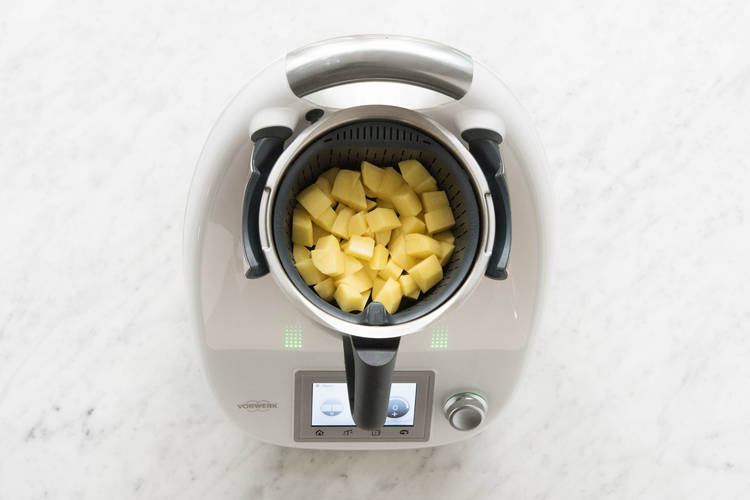 Kartoffelwürfel in den Gareinsatz einwiegen