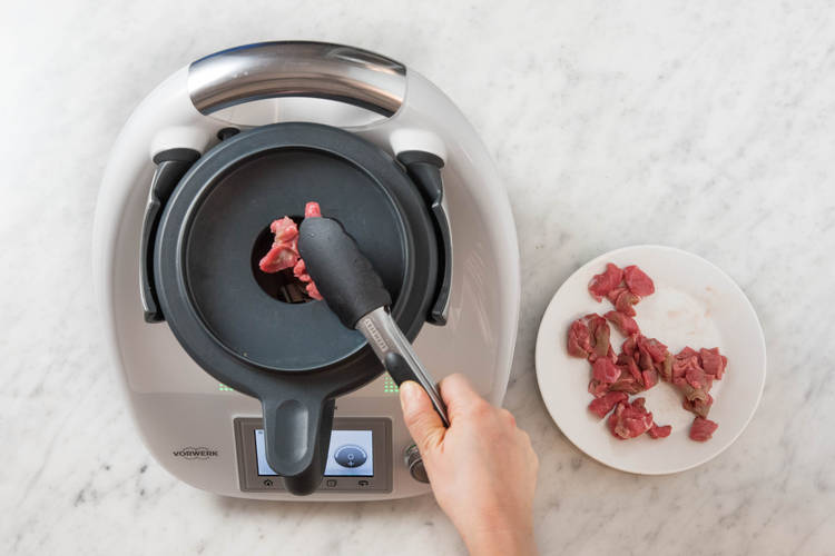 Rindergeschnetzeltes durch die Deckelöffnung zugeben