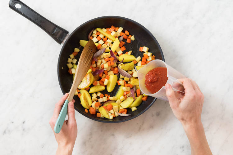Mit passierten Tomaten ablöschen