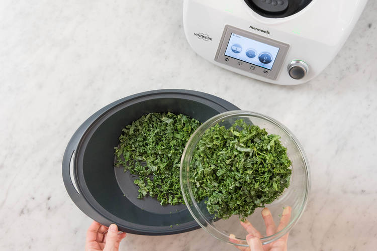 Grünkohl auf den Einlegeboden geben