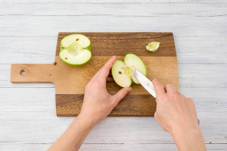 Apfel halbieren und Kerngehäuse entfernen
