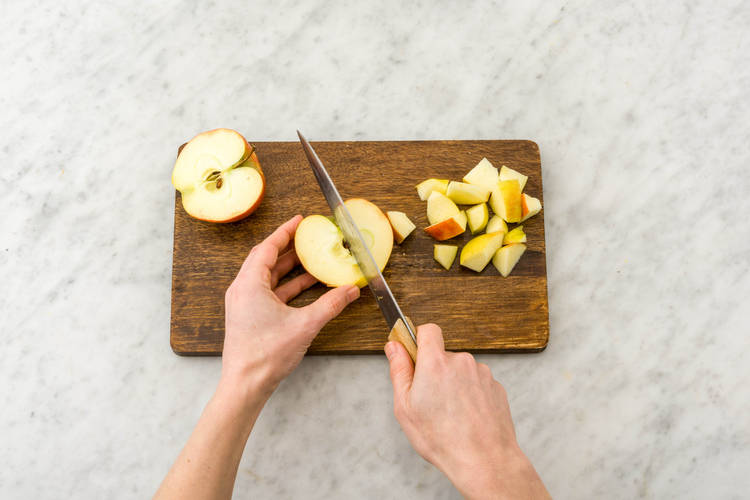 Apfel vierteln, Kerngehäuse entfernen
