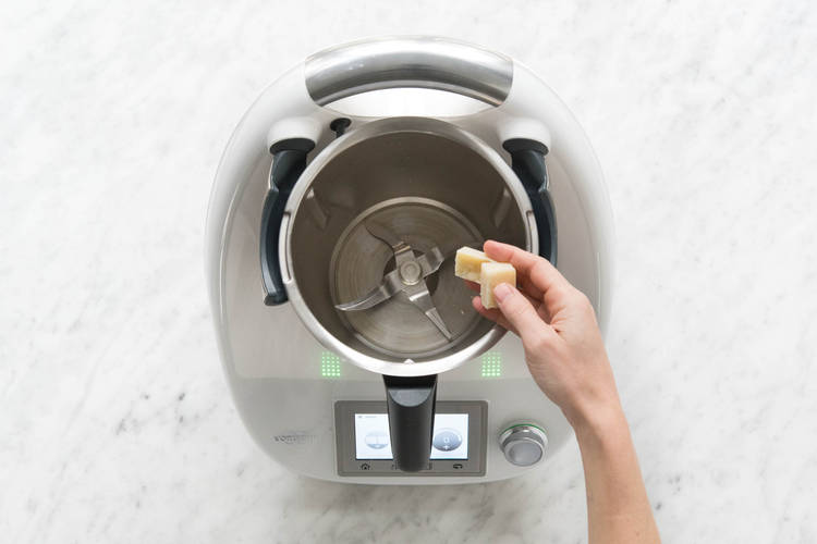 Hartkäse in den Mixtopf geben