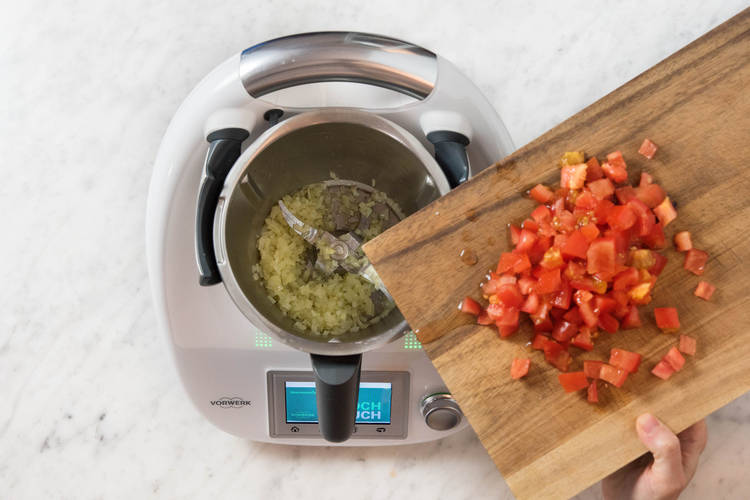 Fleischtomatenwürfel in den Mixtopf geben
