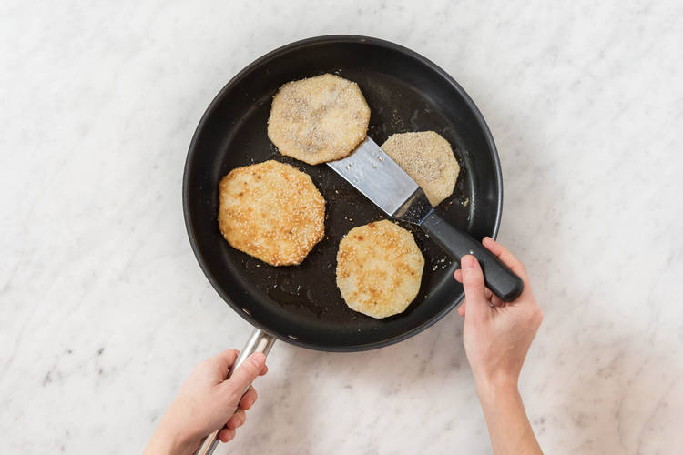 Panierte Sellerieschnitzel braten