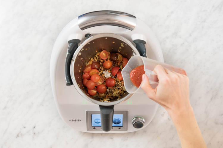 Passierte Tomaten in den Mixtopf geben