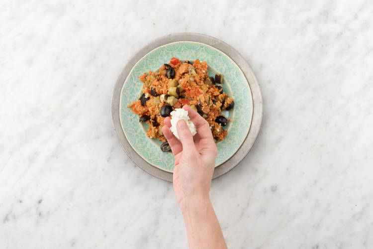 Garneer met de koriander en feta