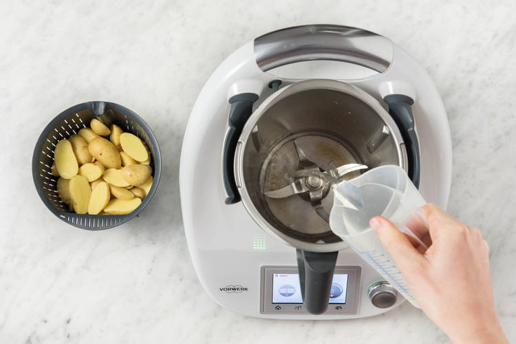 Wasser in den Mixtopf geben