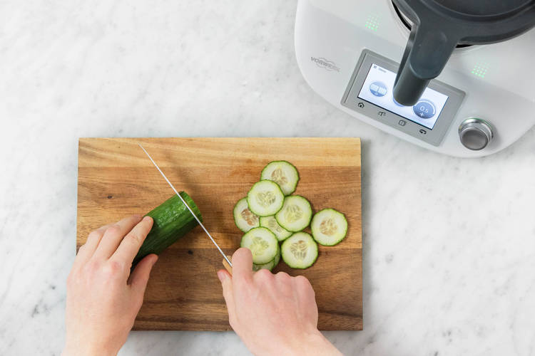 Gurke in dünne Scheiben schneiden