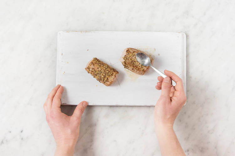 Schweinefilet  mit Senf bestreichen