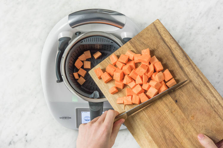 Süßkartoffelwürfel im Gareinsatz einwiegen