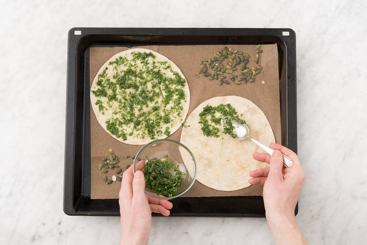Tortilla-Wraps mit Kräuter-Öl bestreichen
