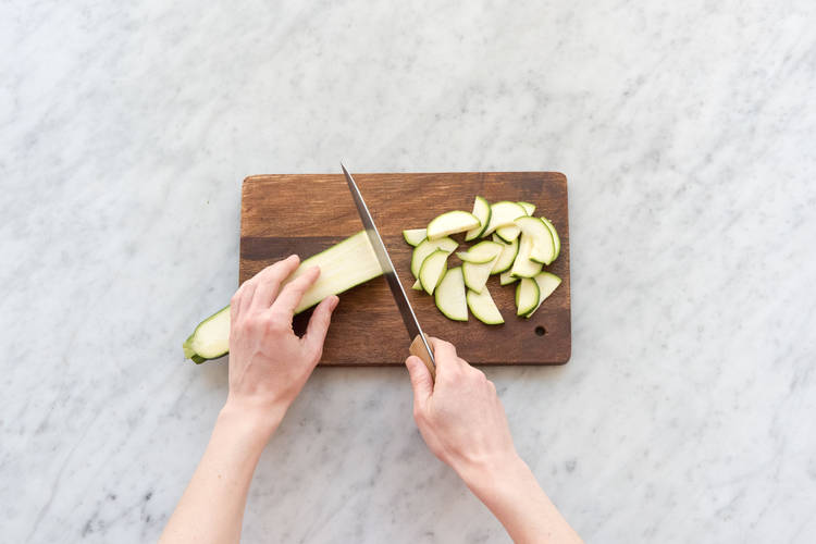 Snijd de courgette in halve plakken