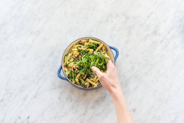 Garneer met de overige rucola