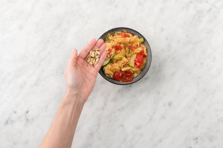 Garneer met de rozemarijn-pijnboompitten en overige gruyère