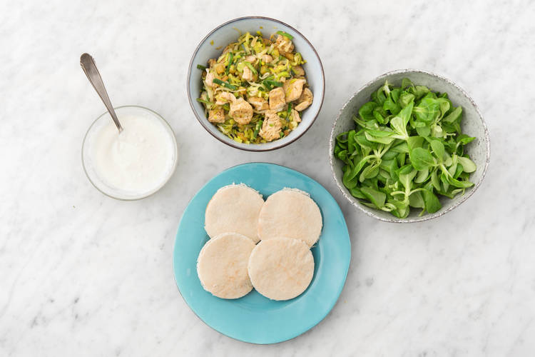 Verdeel de pitabroodjes over de borden. Laat iedereen aan tafel zelf de pitabroodjes beleggen met de kalkoenshoarma, yoghurt en salade
