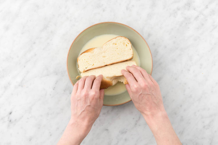 Snijd de suikerbol horizontaal doormidden en wentel door het eimengsel