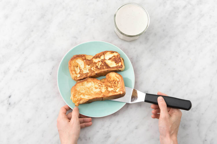 Leg op elk bord een wentelteefje en serveer met de bananensmoothie
