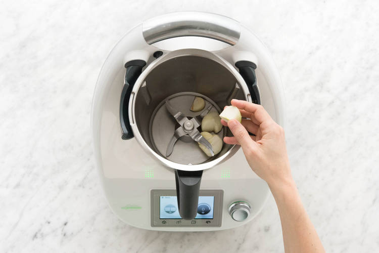 Zwiebelhälfte in den Mixtopf geben