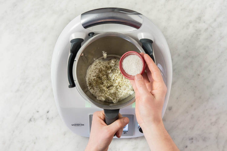 Kokosflocken in den Mixtopf geben