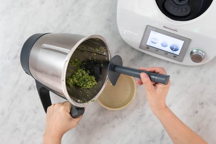 Pesto umfüllen