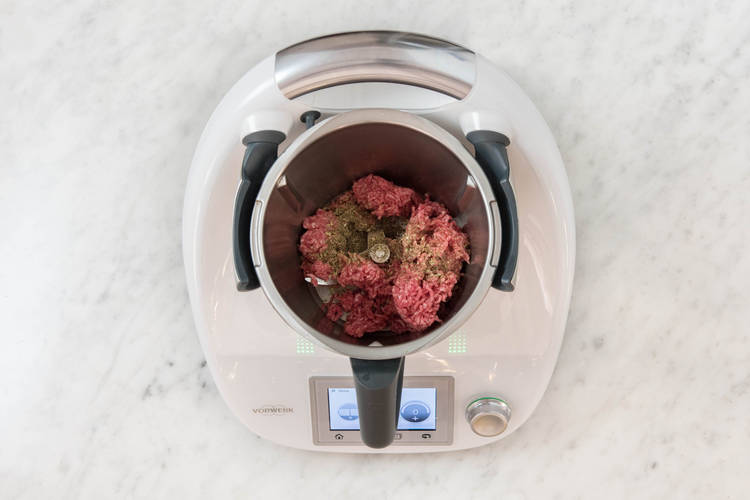 Hackfleisch in den Mixtopf geben