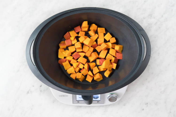 Kürbiswürfel im Varoma Behälter verteilen