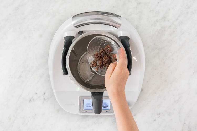 Rosinen in den Mixtopf geben