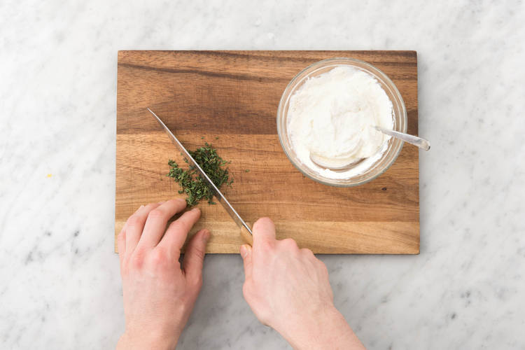 Ris de tijm van de takjes en snijd fijn. Breng de ricotta op smaak met citroensap, peper en zout
