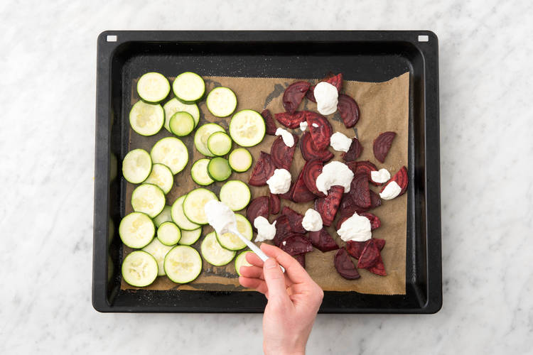 Verdeel in de laatste 10 minuten de courgette en ricotta over de biet en bak mee