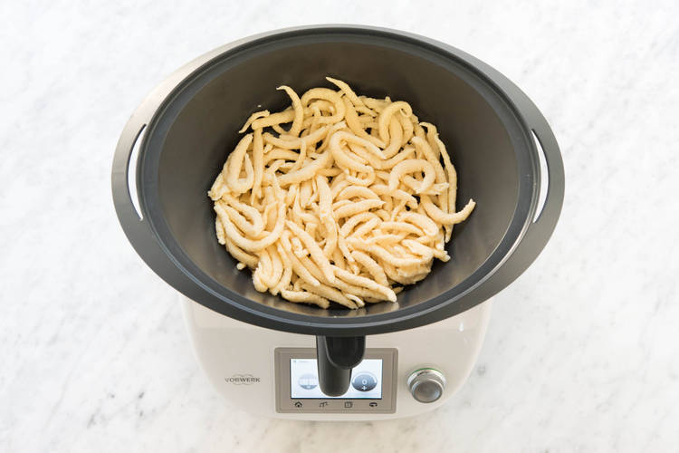Einlegeboden einsetzen und Spätzle darauf verteilen