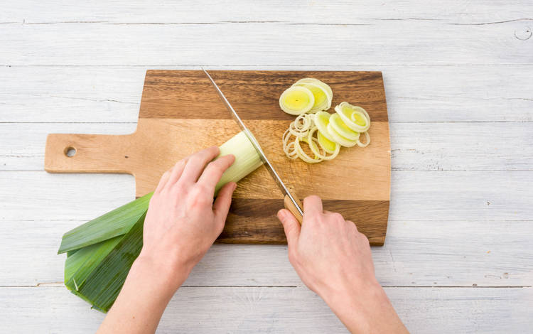 Snijd de prei in fijne ringen