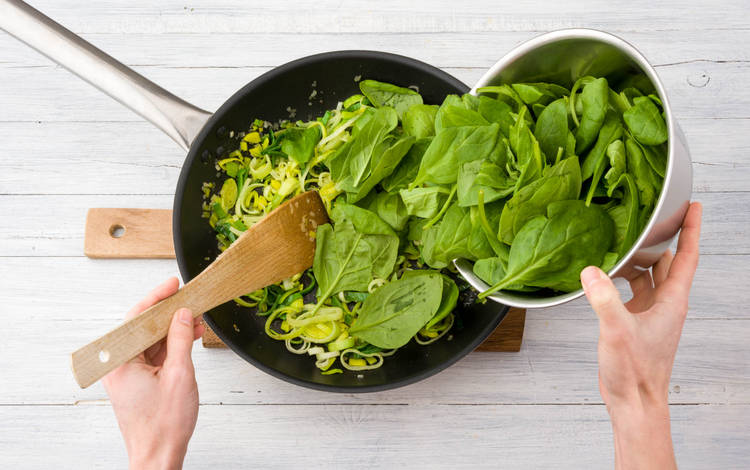Scheur de spinazie boven de pan klein en voeg, eventueel in delen, toe