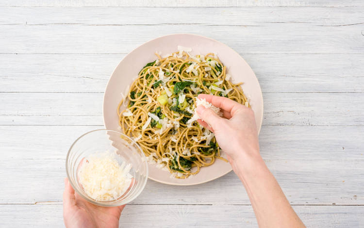Verdeel over de borden en bestrooi met de overige grana padano