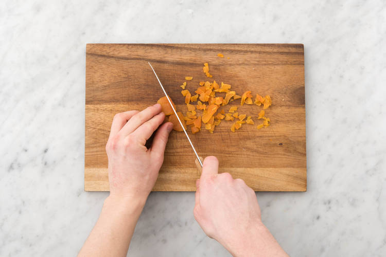 Snijd de gedroogde abrikozen fijn