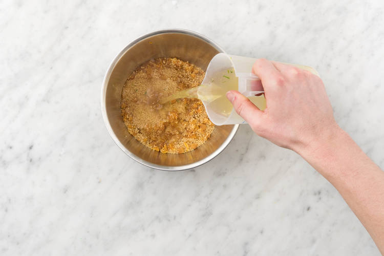 Voeg de bouillon toe en laat afgedekt wellen