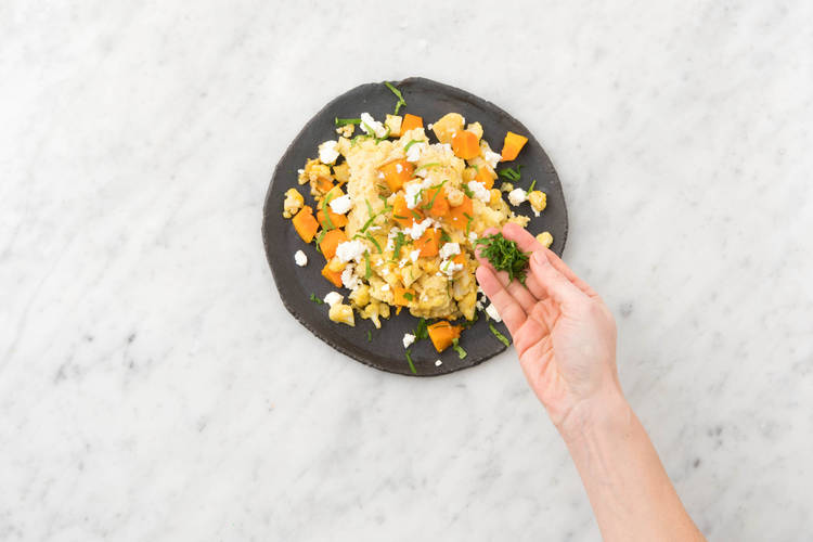 Garneer met de feta en koriander.