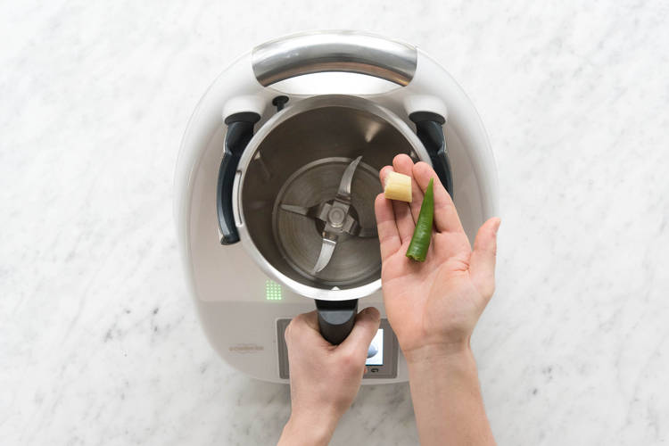 Knoblauch und grobe Chiliringe (Achtung: scharf!) in den Mixtopf geben
