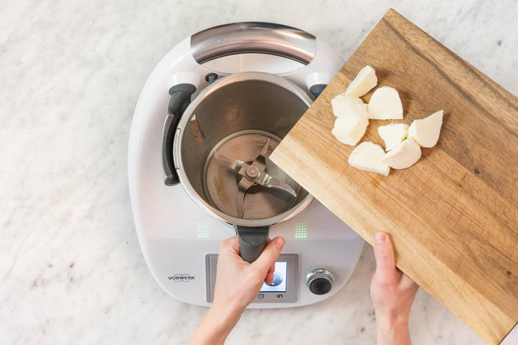 Mozzarella in den Mixtopf geben