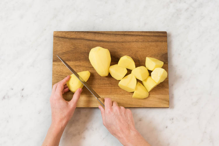 Kartoffeln schälen und vierteln.