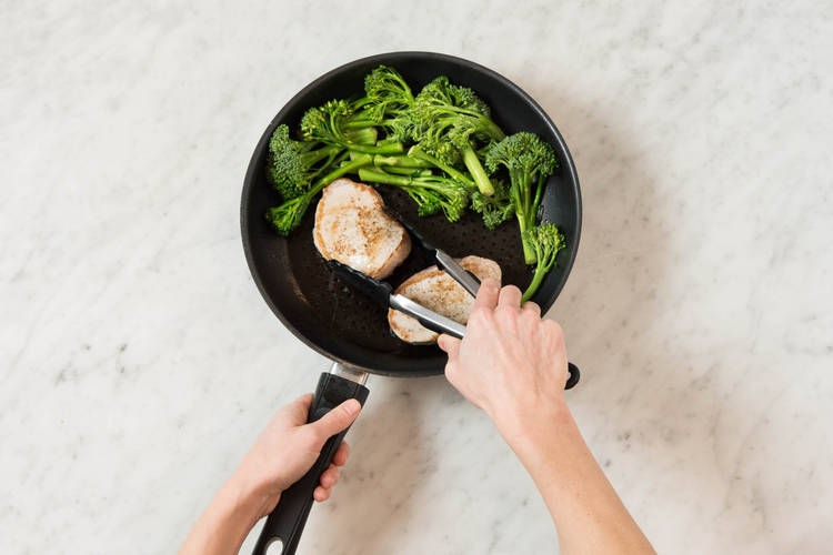 Fleisch und Brokkolini anbraten