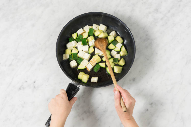 Paneerwürfel und Zucchinistücke darin unter Wenden ca. 5 Min. goldbraun anbraten
