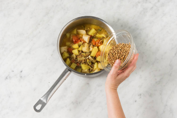 Linsen zur Suppe geben
