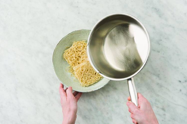 Soak the hokkien noodles