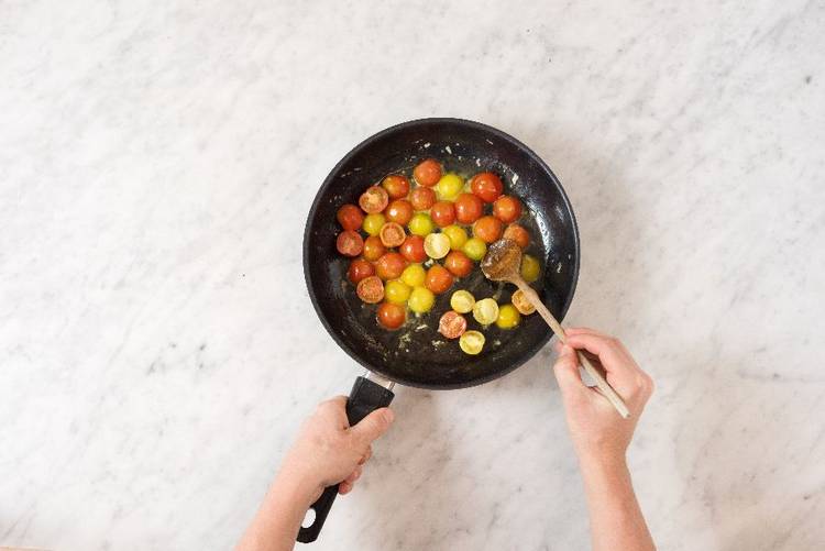 Cook Garlic and Tomatoes