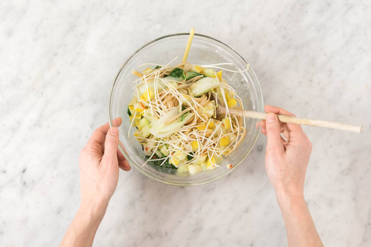 Spaghetti und Gemüse mischen