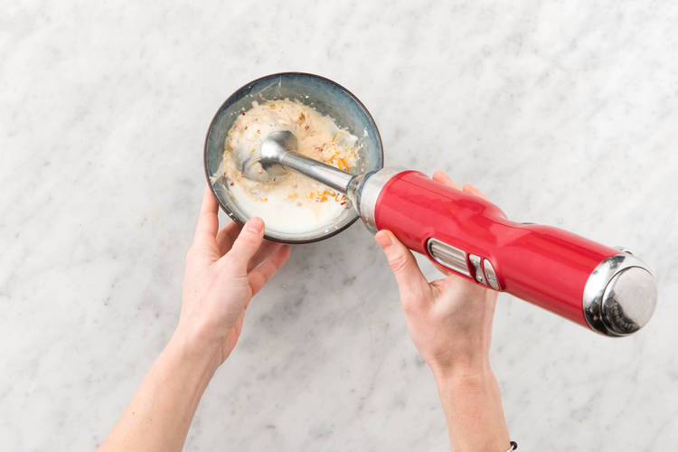 Pureer met de staaf-mixer of blender tot een pittige yoghurtsaus