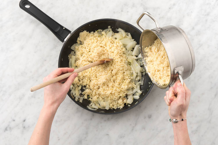 Voeg de bulgur toe.